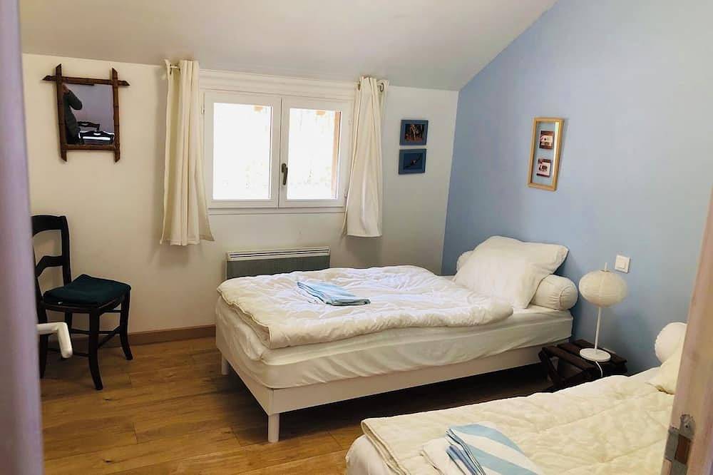 Charming cabin by a lake in the heart of the Landes d'Armagnac forest in Losse, Landes