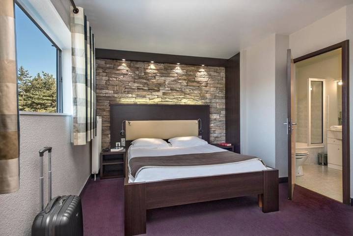 Hôtel pour 2 personnes, avec terrasse ainsi que jardin et vue à Saint-Chély-d'Apcher - 3