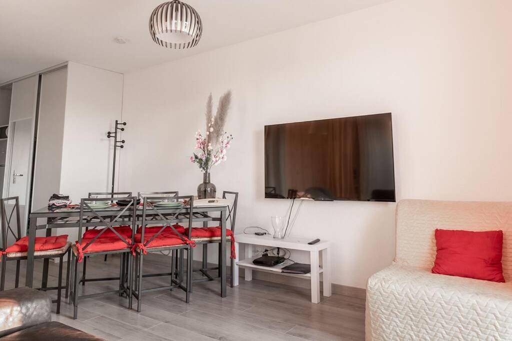 Appartement entier, Apartment with Balcony in Castanet-Tolosan, Canal du Midi
