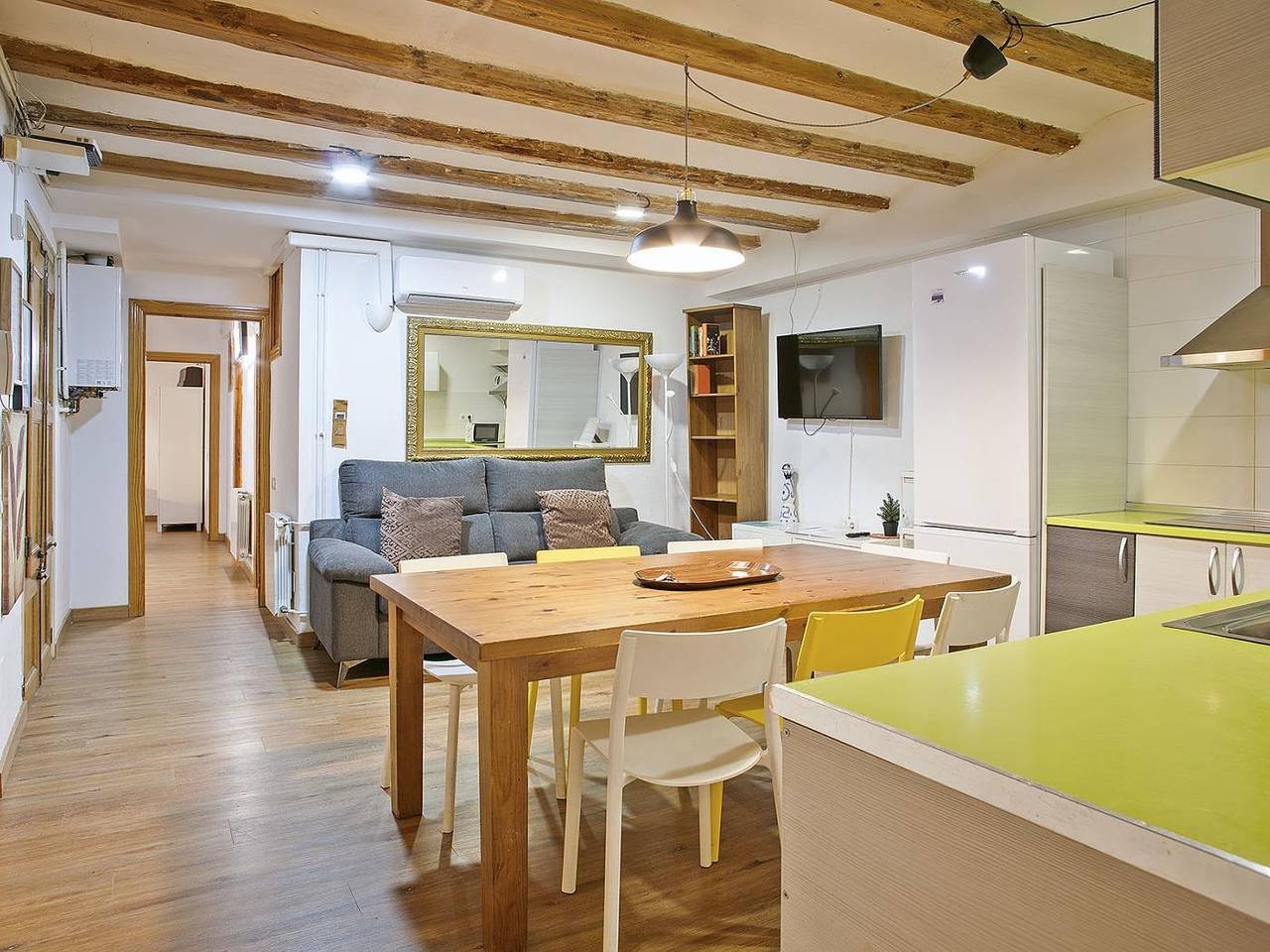 Entire holiday apartment, Las Ramblas, comfort in Bcn for 8 persons in Barcelona Centre, Barcelona
