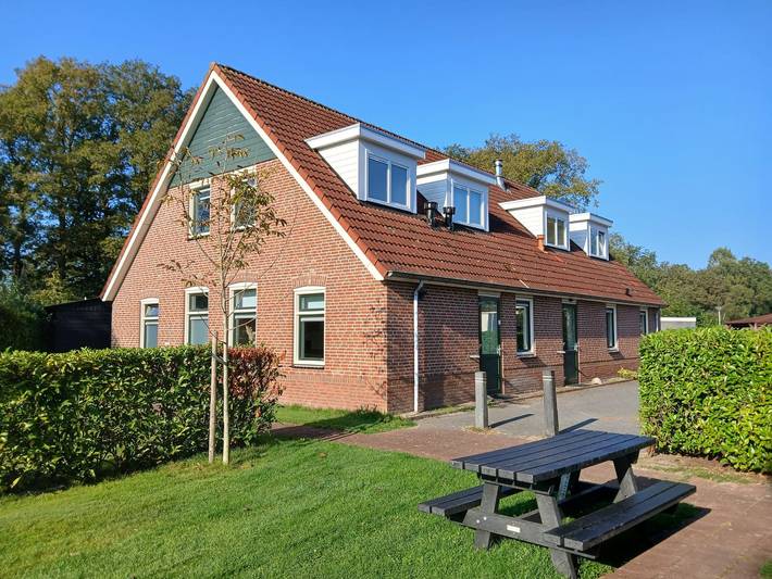 Ferienhaus für 30 Personen, mit Whirlpool und Terrasse in Rheezerveen