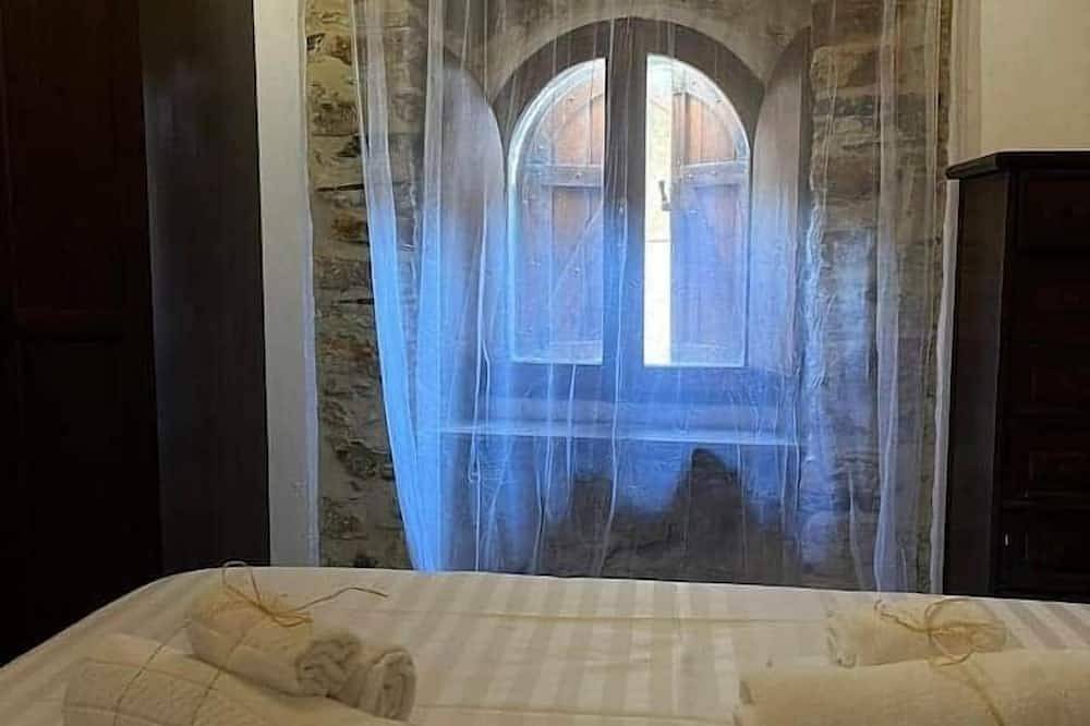 A White Primrose in the hamlet in Montecchio, Provinsen Terni