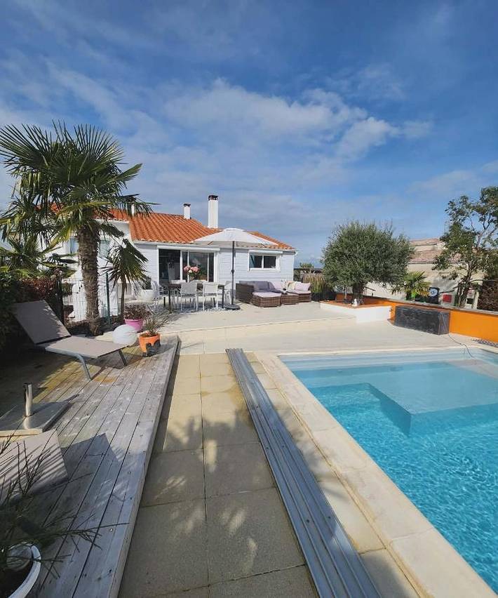 Location de vacances pour 8 personnes, avec Balcon et Jacuzzi ainsi que Terrasse et Jardin à Saint-Michel-en-l'Herm - 4