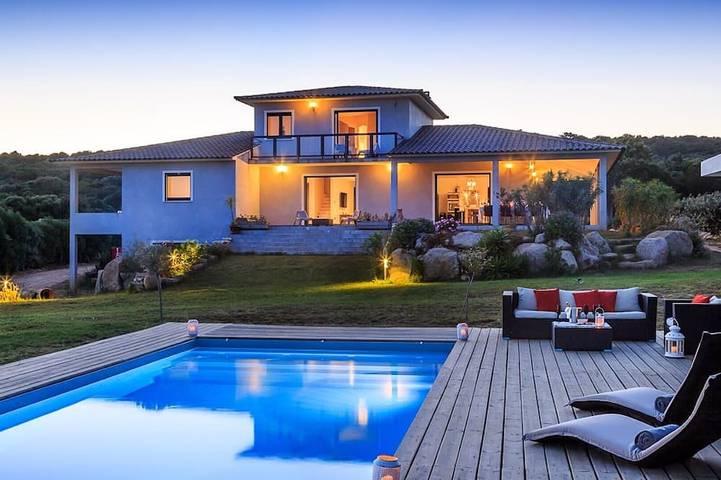 Villa pour 10 personnes, avec balcon ainsi que jacuzzi et jardin à Pianottoli-Caldarello