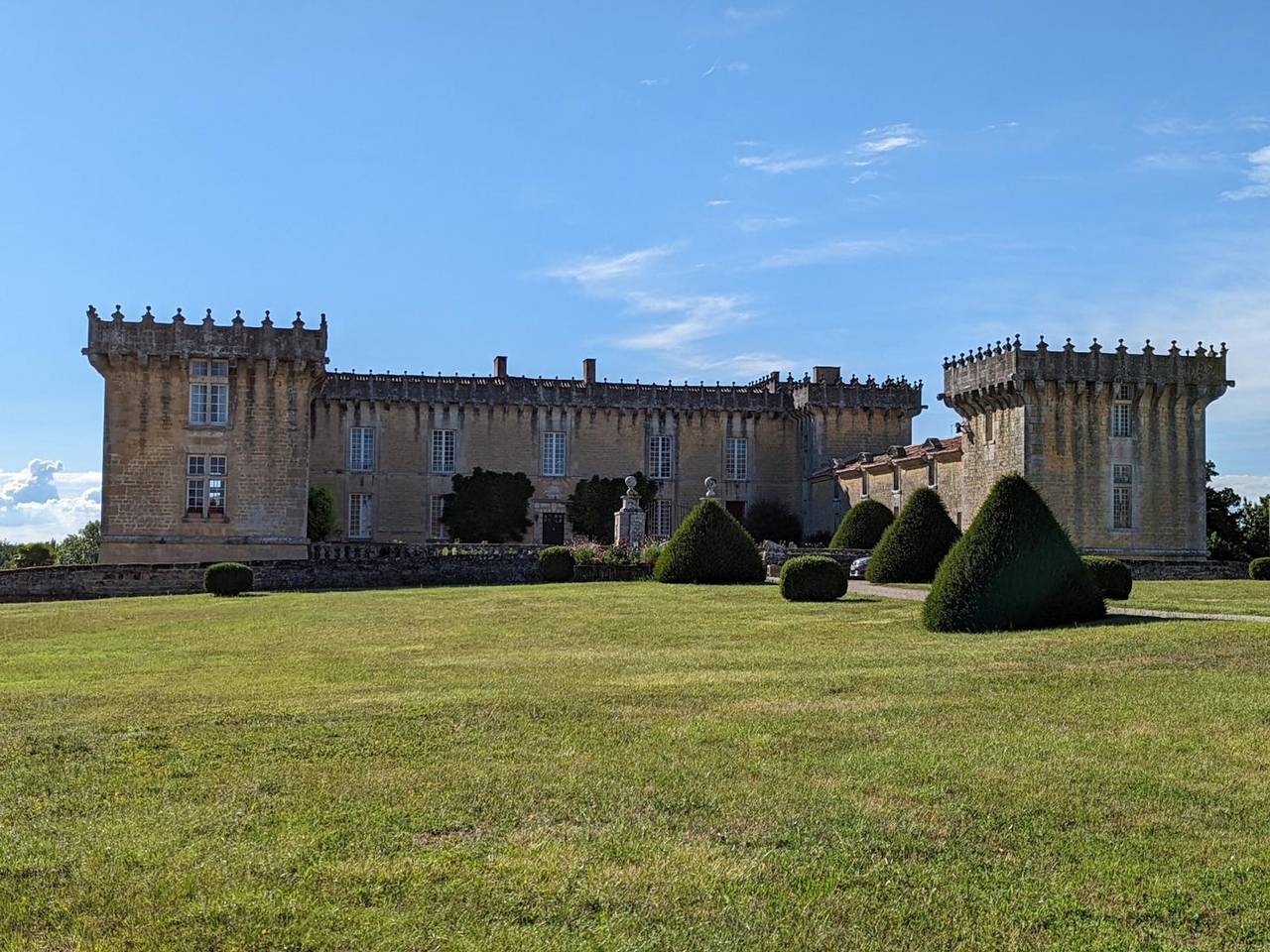 Charmantes Demeure au Château: 7 Hectares, 3 Chambres, Visite Historique, Proche Cognac in Cherves-Richemont, Charente