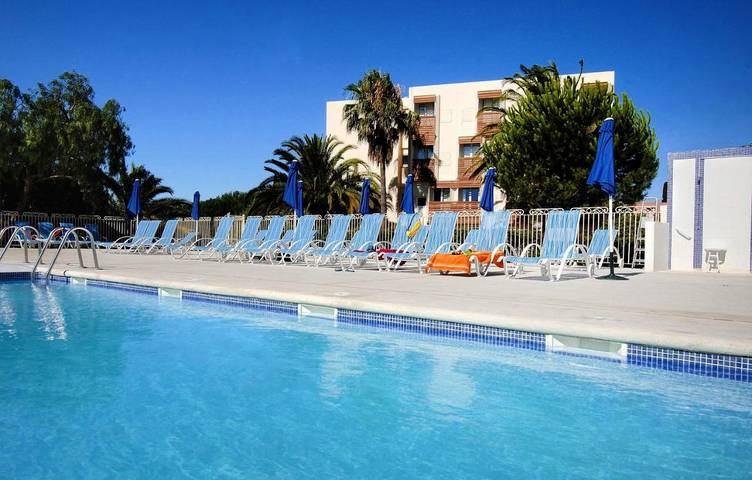 Appart’hôtel pour 2 personnes, avec Terrasse ainsi que Jardin et Piscine