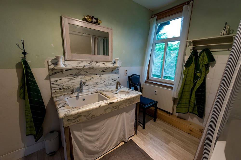 Ganze Wohnung, Landhaus Kunterbunt am Wald und Fluß mit Huhn und Schaf im Thüringer Wald in Gräfenroda, Thüringer Kernland