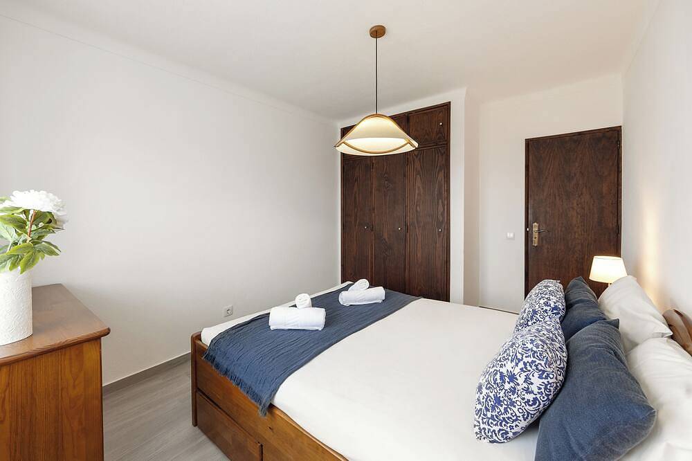 Lagoon View Villa - Ocean Serenity in Vau, Leiria District