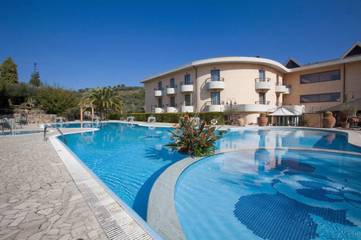 Hôtel pour 4 personnes, avec bassin pour enfant et jacuzzi ainsi que piscine et jardin, adapté aux familles à Veroli