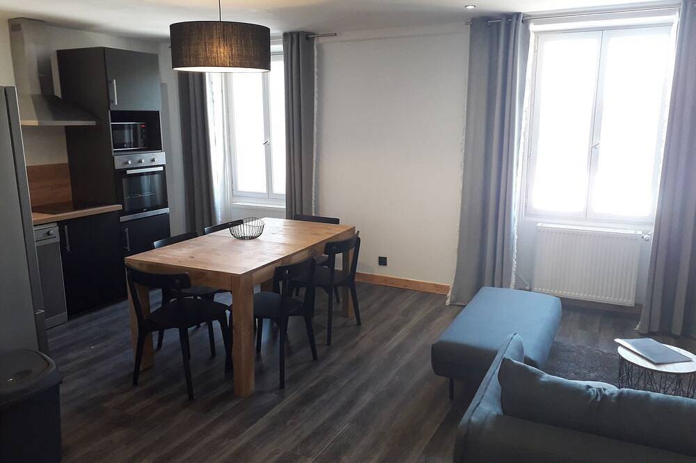 Entire apartment, 8-10 Pers apartment in the heart of the Chartreuse at the foot of the ski slopes in Sarcenas, Isère