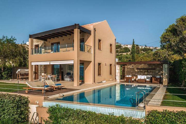 Villa for 6 people, with Hot tub and Terrace as well as Garden and Pool in Almyrida