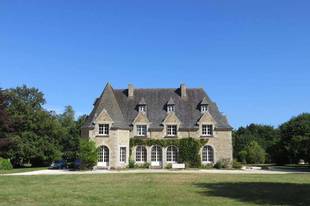 Large house in private park, walking distance to the sea, sleeps 15 in Plouescat, Côte des Légendes
