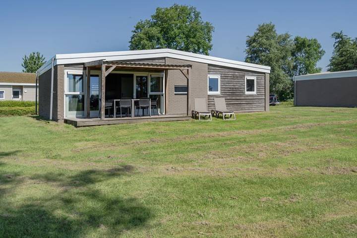 Bungalow voor 6 personen, with uitzicht op het meer and balkon/terras as well as terras - 1