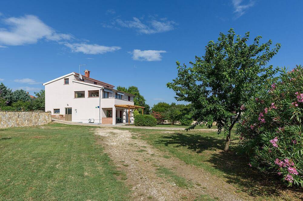 Large Relaxing Garden Retreat Close to the Centre, Beaches and Countryside in Pula-Medulin, Pula