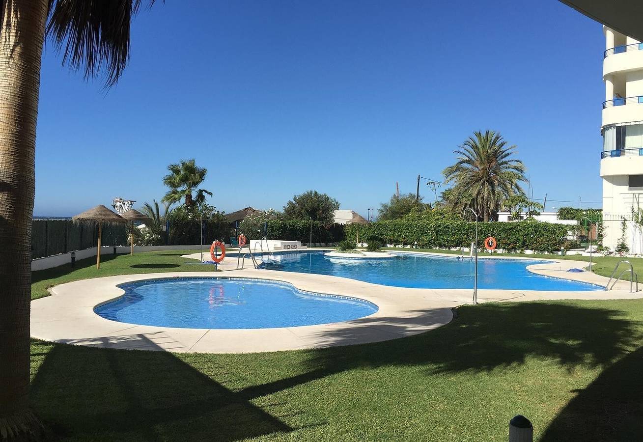 Entire apartment, First Line Beach Apartment with Sea Views, Pool, A/C & Wi-Fi in Marbella East, Marbella