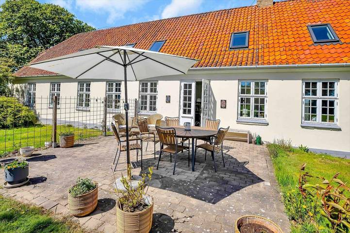 Ferieudlejning for 15 personer, med terrasse i Nykøbing Sjælland