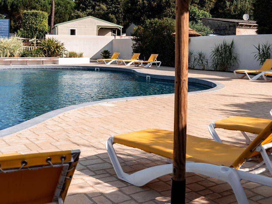 Camping Oléron Saint Tro'Park - Chalet 4 personen - Chalet Confort 26.5m² (2 Zimmer) + überdachte Terrasse + Tv in Saint-Trojan-les-Bains, Côte de Beauté