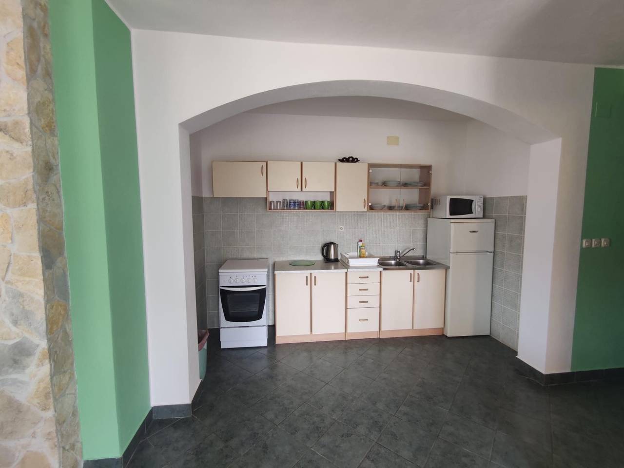 Ganze Wohnung, 2-Zimmer-Ferienwohnung mit Terrasse und Meerblick Grebastica, Sibenik A-24934-d in Zaboric, Šibenik-Knin