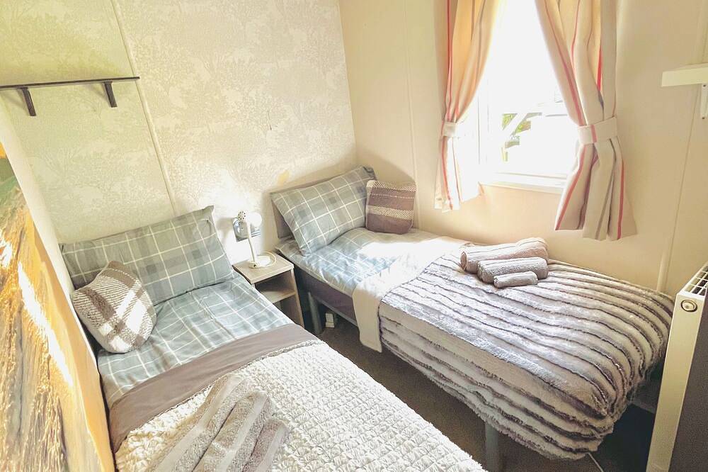 Cornwall Sea/Countryside Caravan with Hot Tub Family and Pet Friendly in Newquay, Cornwall