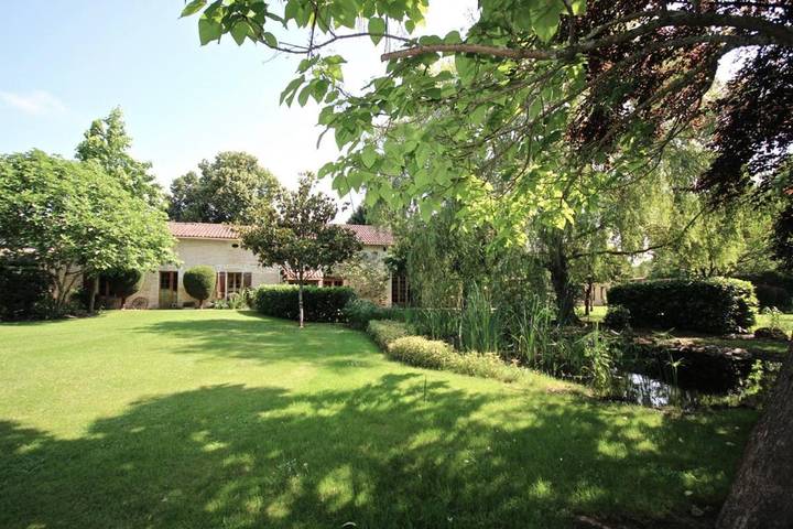 Location de vacances pour 10 personnes, avec piscine ainsi que jardin et vue, adapté aux familles à Le Fleix - 2