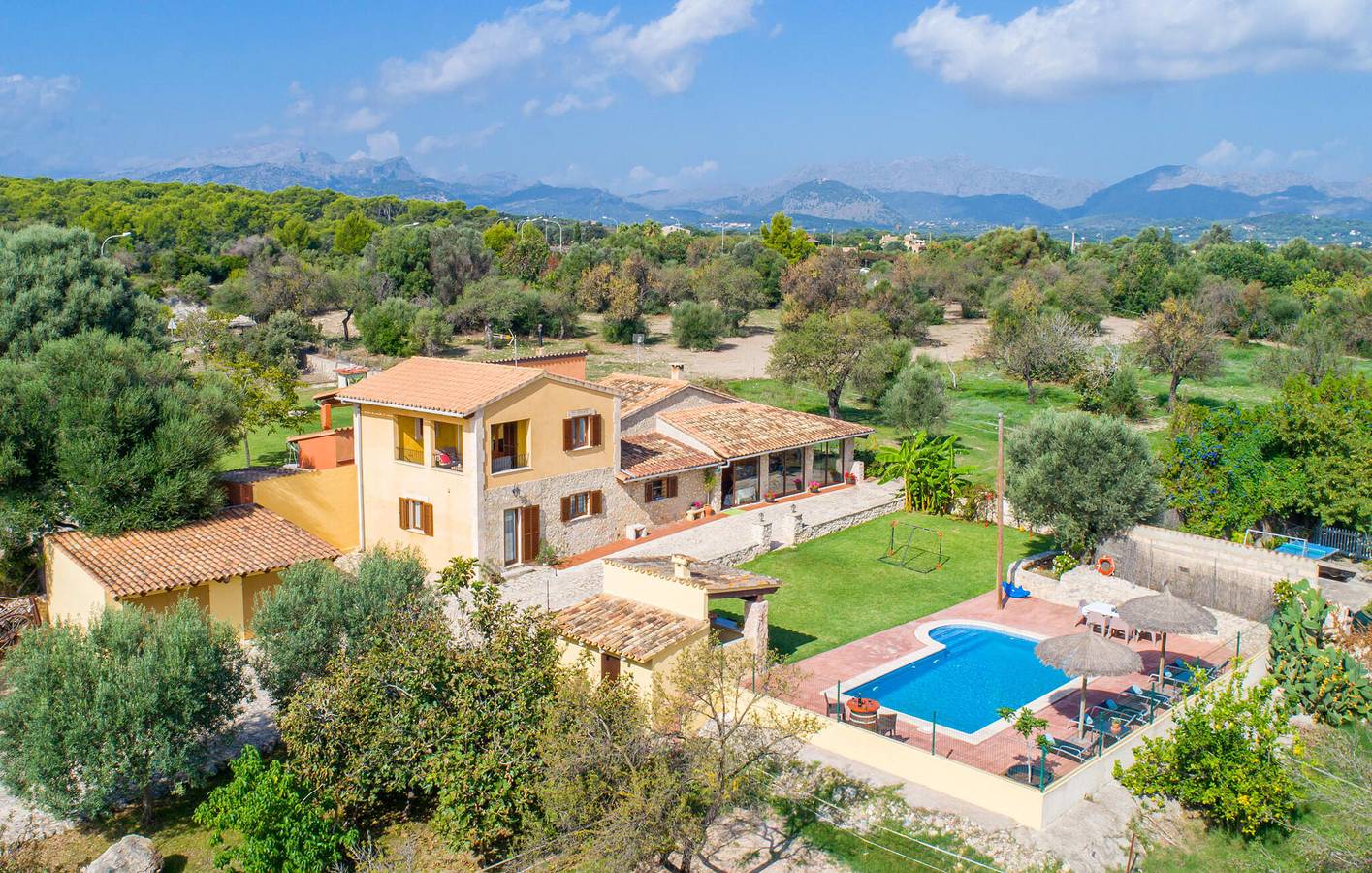 Gemütliches Apartment mit Pool, Terrasse & AC 2km vom Can Cap de Bou Strand entfernt in Alcúdia, Mallorcas Küste