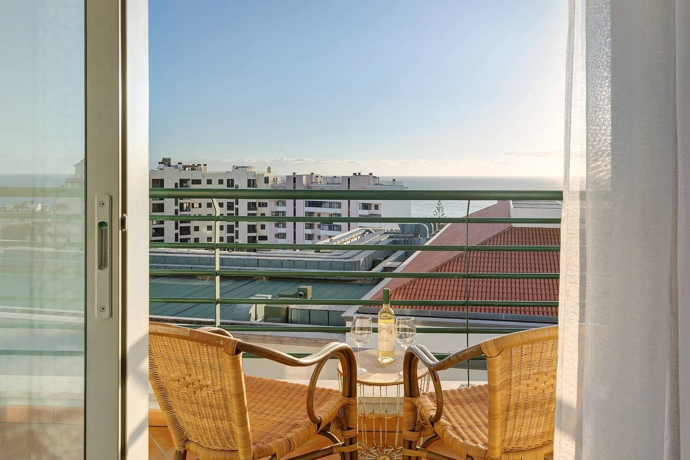 Hel lejlighed, Holiday Apartment Oliveira Atlantic View with Sea View, Wi-Fi & Balcony in São Martinho, Maderia
