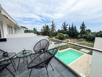 Gîte pour 4 personnes, avec jardin ainsi que piscine et vue dans Nea Kallikratia