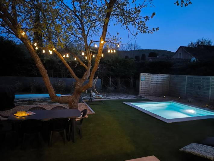 Location de vacances pour 6 personnes, avec piscine ainsi que jardin et terrasse à Saignon