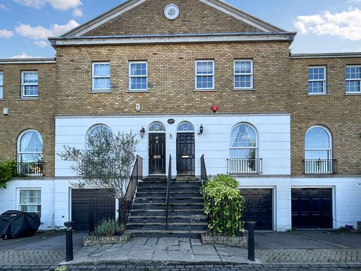 Barn for 4 people, with yard, with pets in London