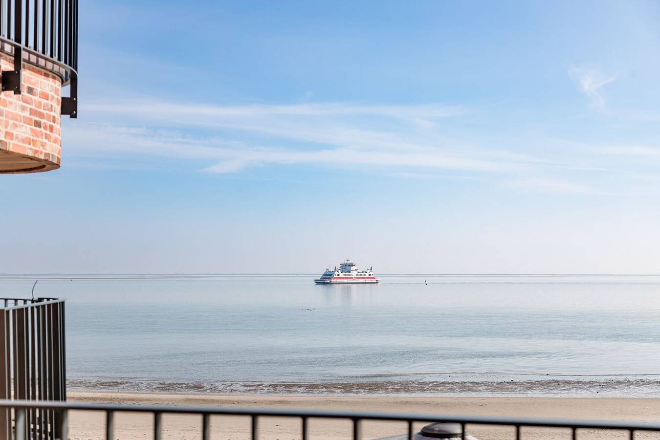 Ganze Wohnung, Moderne Ferienwohnung mit überdachtem Balkon, Meerblick und Strandnähe in Wyk in Wyk auf Föhr (Stadt), Wyk auf Föhr