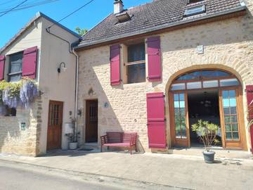 Maison de campagne pour 9 personnes, avec terrasse ainsi que jardin et vue, animaux acceptés à Fontenay-près-Vézelay