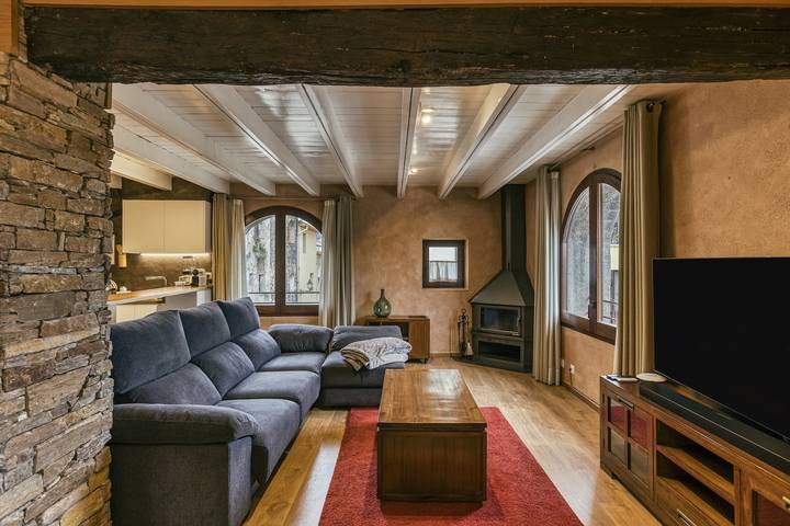 Ganze Wohnung, Ferienwohnung 'Comanegra' mit Bergblick, Wi-Fi und Klimaanlage in Castellfollit de la Roca, Garrotxa