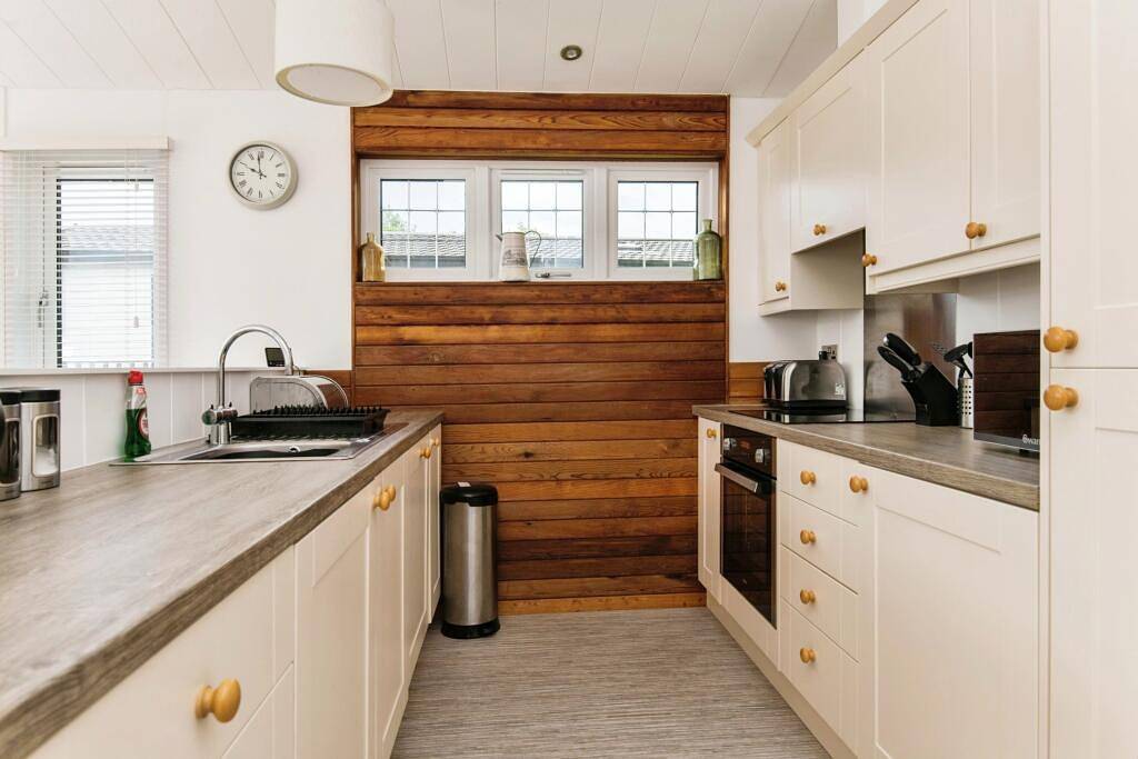 Lodge Sleeps 6 with Private Hot Tub in Dunkeswell, Devon