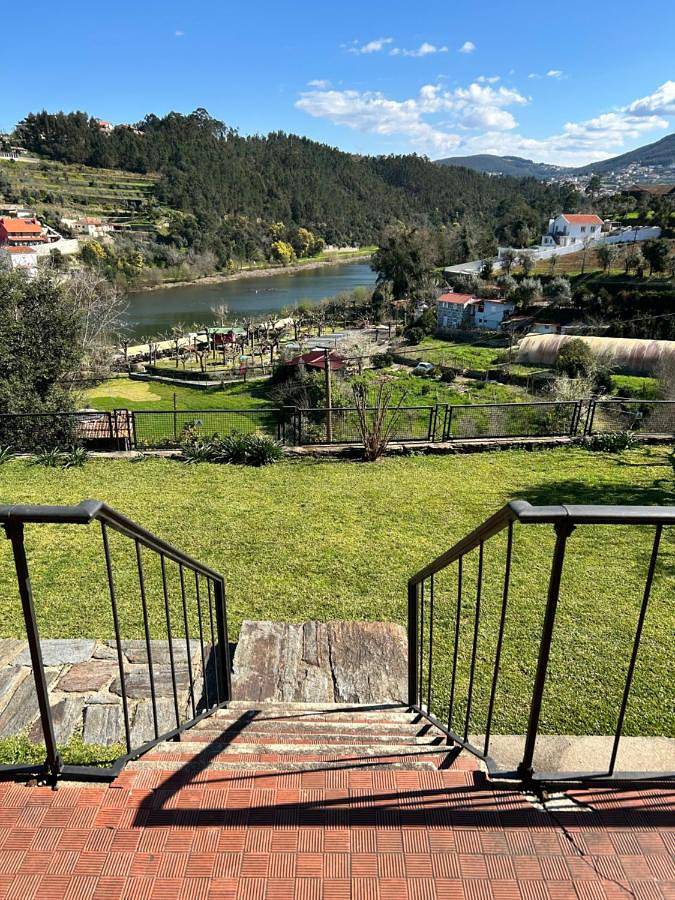 Casa de férias para 8 pessoas, com varanda e jardim e ainda vista em Castelo de Paiva