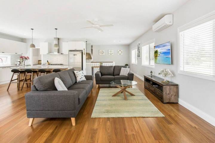 Holiday home for 16 people, with garden and hot tub as well as balcony in Melbourne