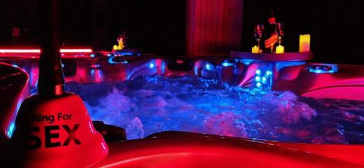 Gîte pour 4 personnes, avec vue et piscine ainsi que terrasse et jardin à Tourves