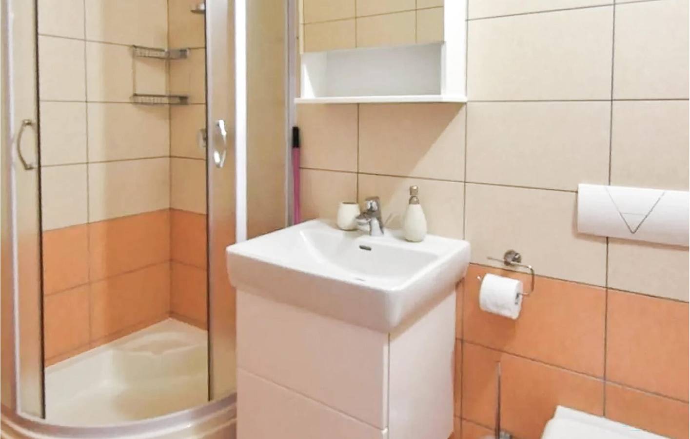 Ganze Ferienwohnung, Charmantes Apartment mit Terrasse, WLAN und Parkplatz in der Nähe des Strandes Strobec in Stobrec, Split-Dalmatien