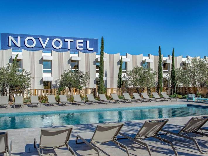 Hôtel pour 3 personnes, avec Terrasse ainsi que Jardin et Piscine