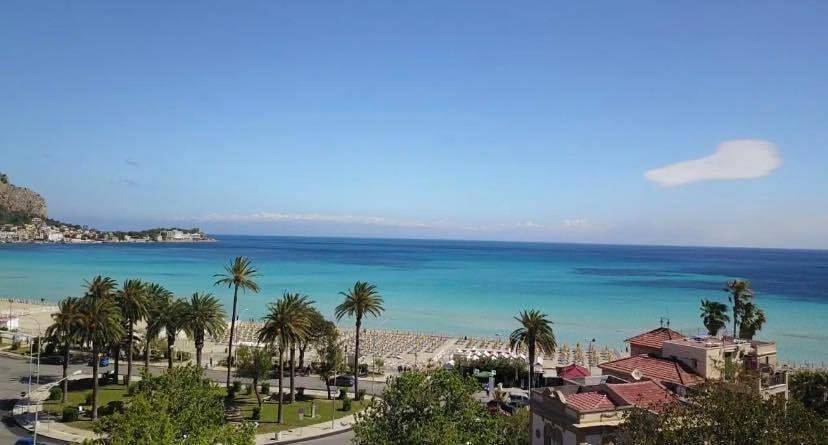 Ferienwohnung für 7 Personen, mit Balkon und Terrasse sowie Garten und Ausblick in Mondello