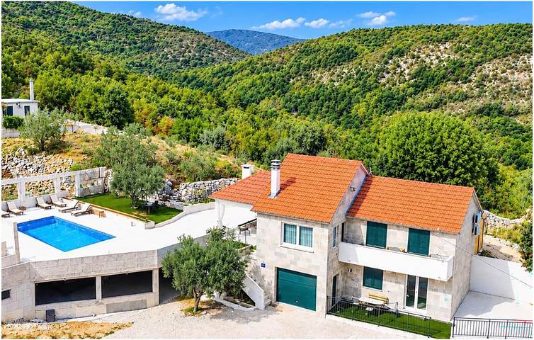 Modernes Apartment mit Terrasse in der Nähe von Fluss und See in Makarska Riviera
