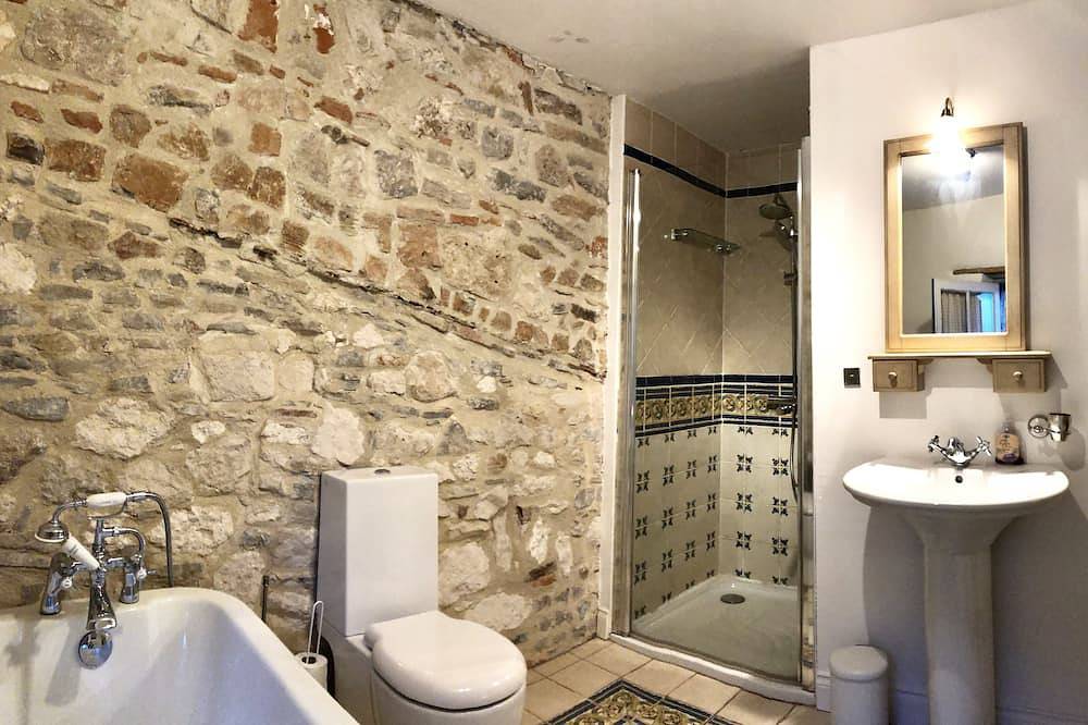 Rustic simplicity, comfort, sublime views and spectacular pool! in Cordes-sur-Ciel, Albi region
