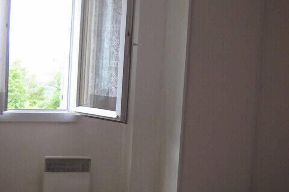 Appartement entier, Gîte confortable au cœur du luberon calme, en campagne  idéal en famille . in Bonnieux, Parc naturel régional du Luberon