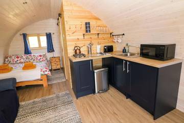 Log Cabin for 2 People in Matlock, Derbyshire, Photo 2