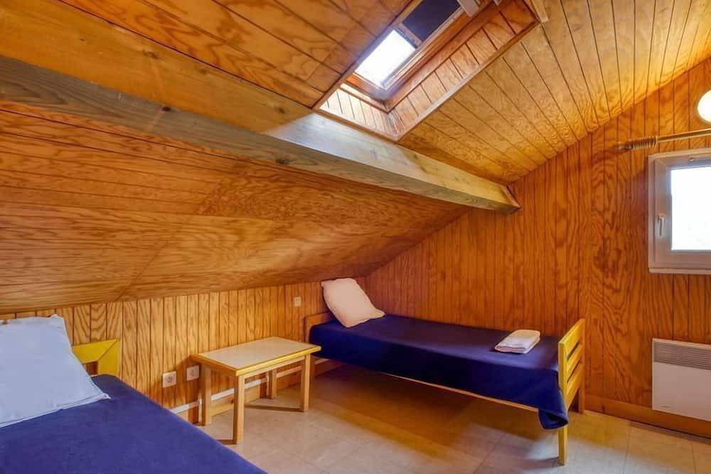 Chalet cosy au Calme | Salon de jardin + vue lac in Saint-Jacques-d'Ambur, Puy-de-Dôme