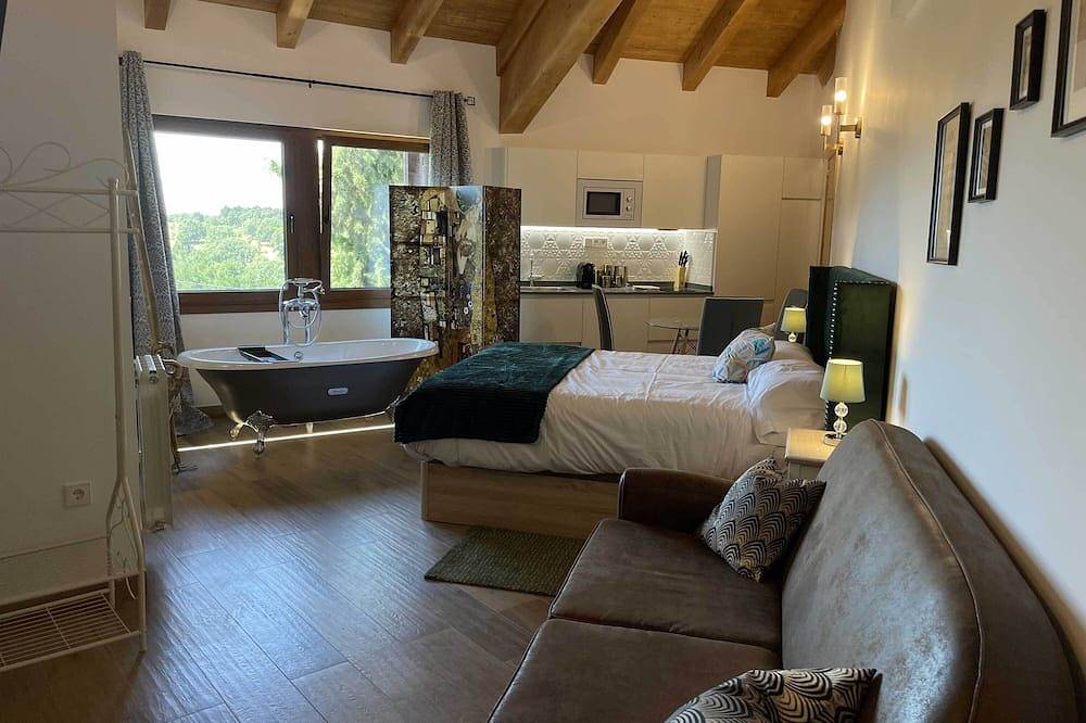 Apartamento entero, Estudio de vistas privilegiadas a la Reserva de la Biosfera y exquisita decoración ecléctica. in Montejo de la Sierra, Provincia de Madrid