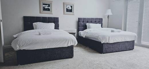 Holiday Rental for 11 People in Preston, Lancashire, Photo 1