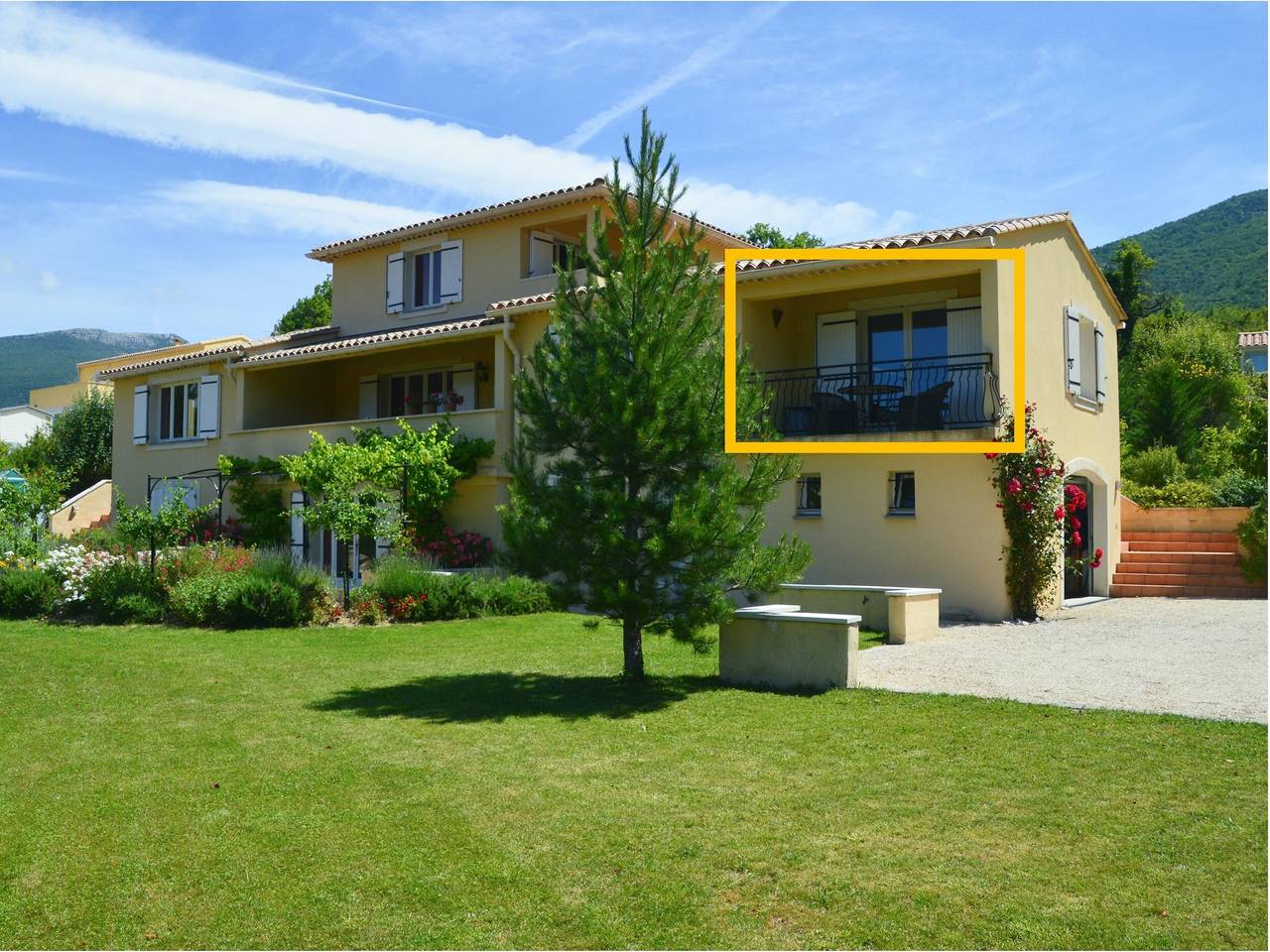 Ganze Wohnung, Apartment „Villafleury“ mit privater Terrasse, Balkon und Wlan in Montbrun-les-Bains, Nyons und Umgebung
