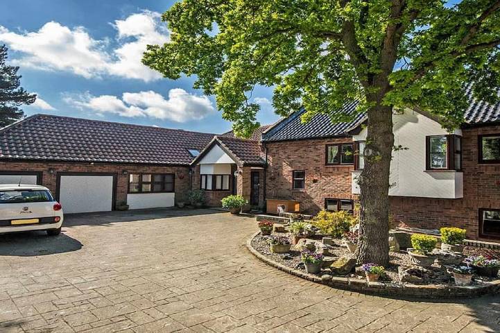 Villa for 10 people, with terrace and hot tub as well as garden, with pets in Norfolk