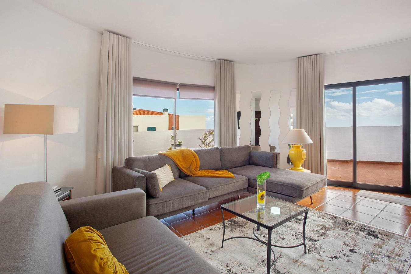 Appartement entier, Studio « Lolita com terrasse » avec vue sur mer et Wi-Fi in Caniço, Île de Madère