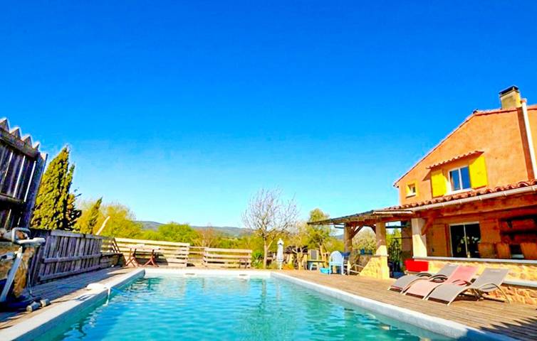 Location de vacances pour 13 personnes, avec terrasse ainsi que piscine et jardin, animaux acceptés à La Cassaigne